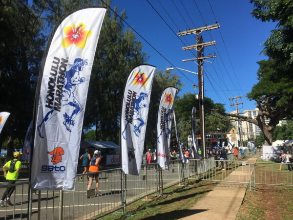 ホノルルマラソン_フィニッシュ手前の応援のぼり