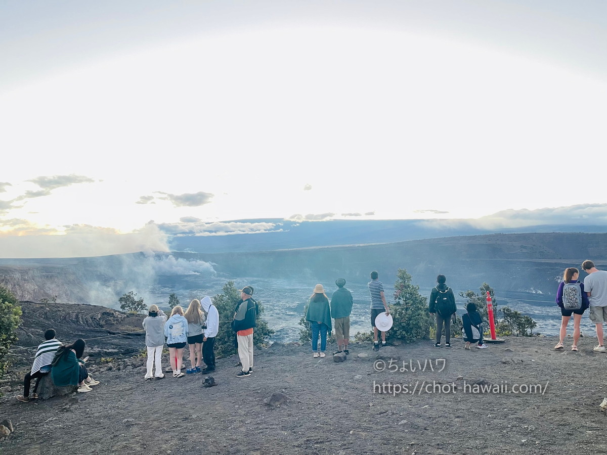 ハワイ火山国立公園（ボルケーノ）の日没に集まる様子