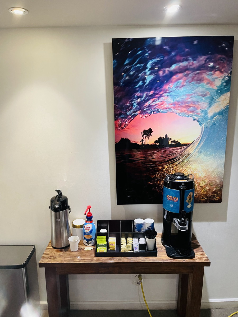 ホテルラクロワワイキキのフロントのコーヒーサービス