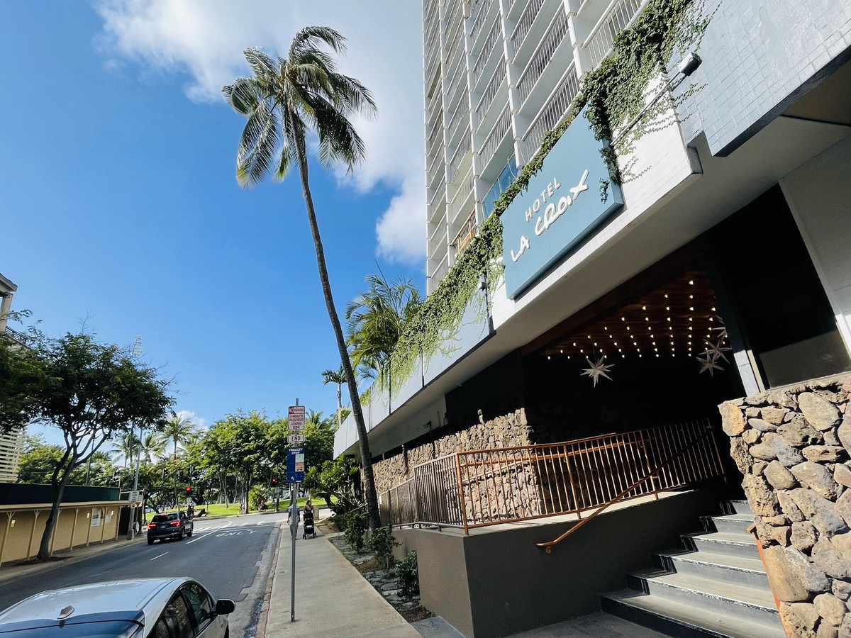 ホテルラクロワワイキキのエントランス（東側）