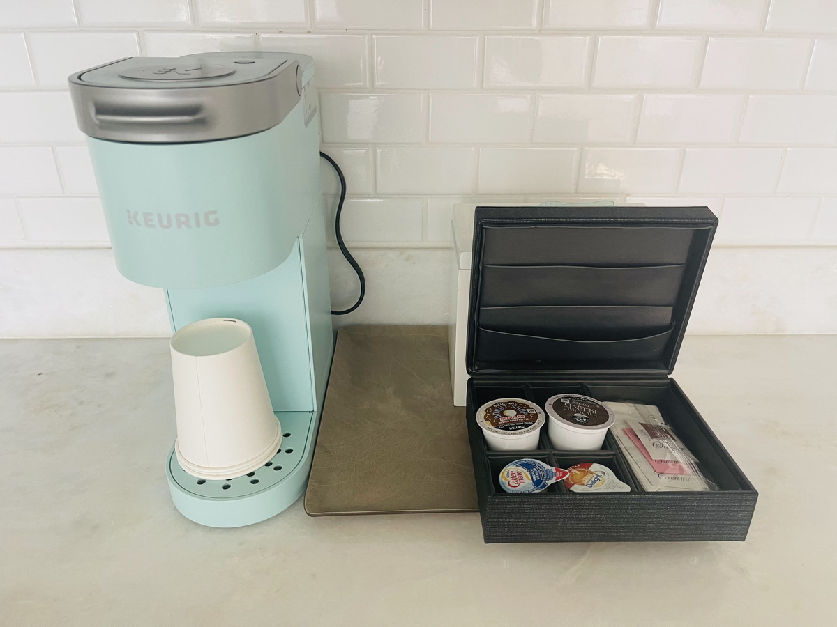 ホテルラクロワワイキキのゴールドキチネットルームのコーヒーマシン