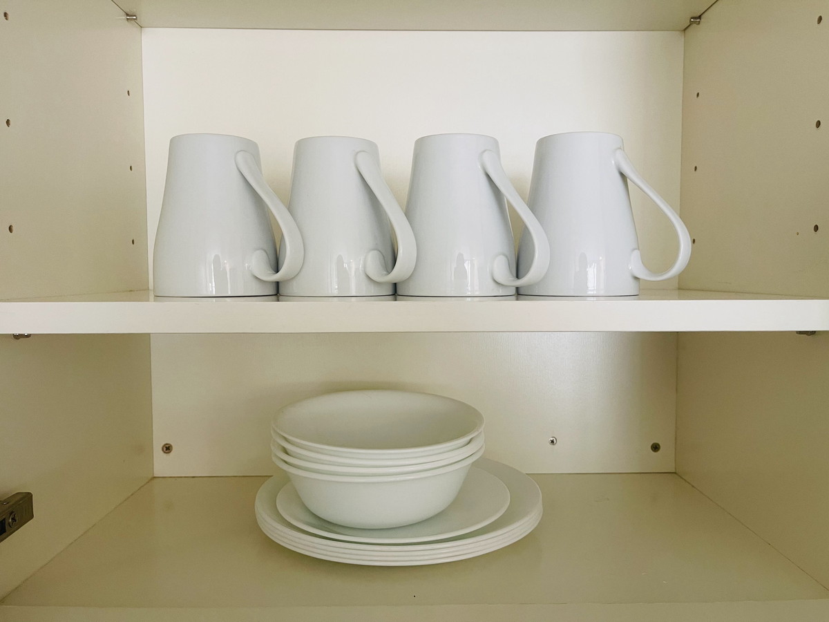 ホテルラクロワワイキキのゴールドキチネットルームのカップとお皿