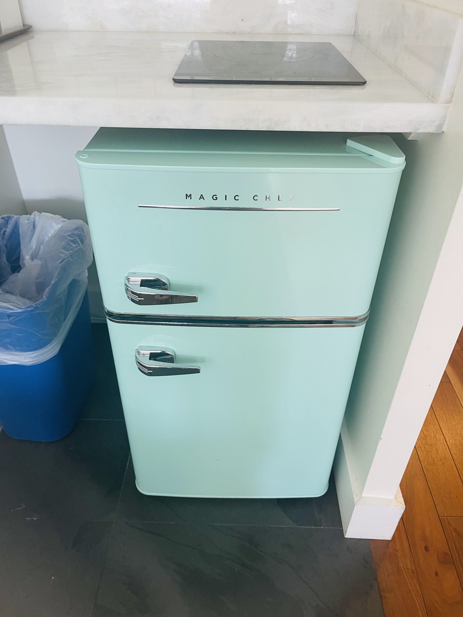 ホテルラクロワワイキキのゴールドキチネットルームの冷蔵庫