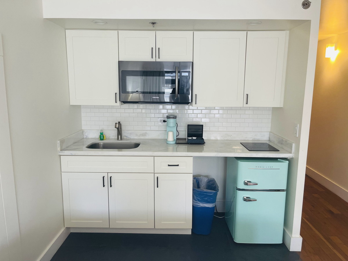 ホテルラクロワワイキキのゴールドキチネットルームのキッチン全景