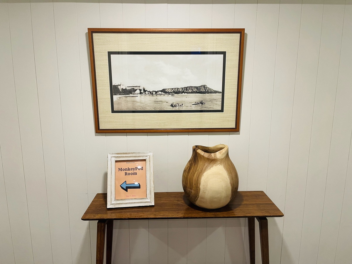 ホテルラクロワワイキキのモンキーポッドラウンジへの入口