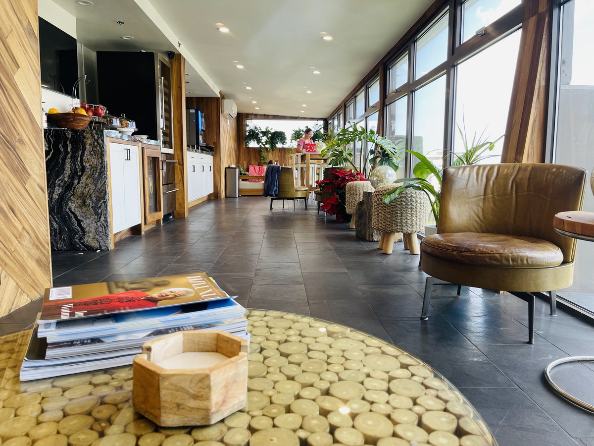 ホテルラクロワワイキキのモンキーポッドラウンジの風景