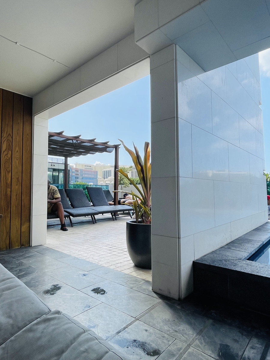 ホテルラクロワワイキキのプールラウンジ