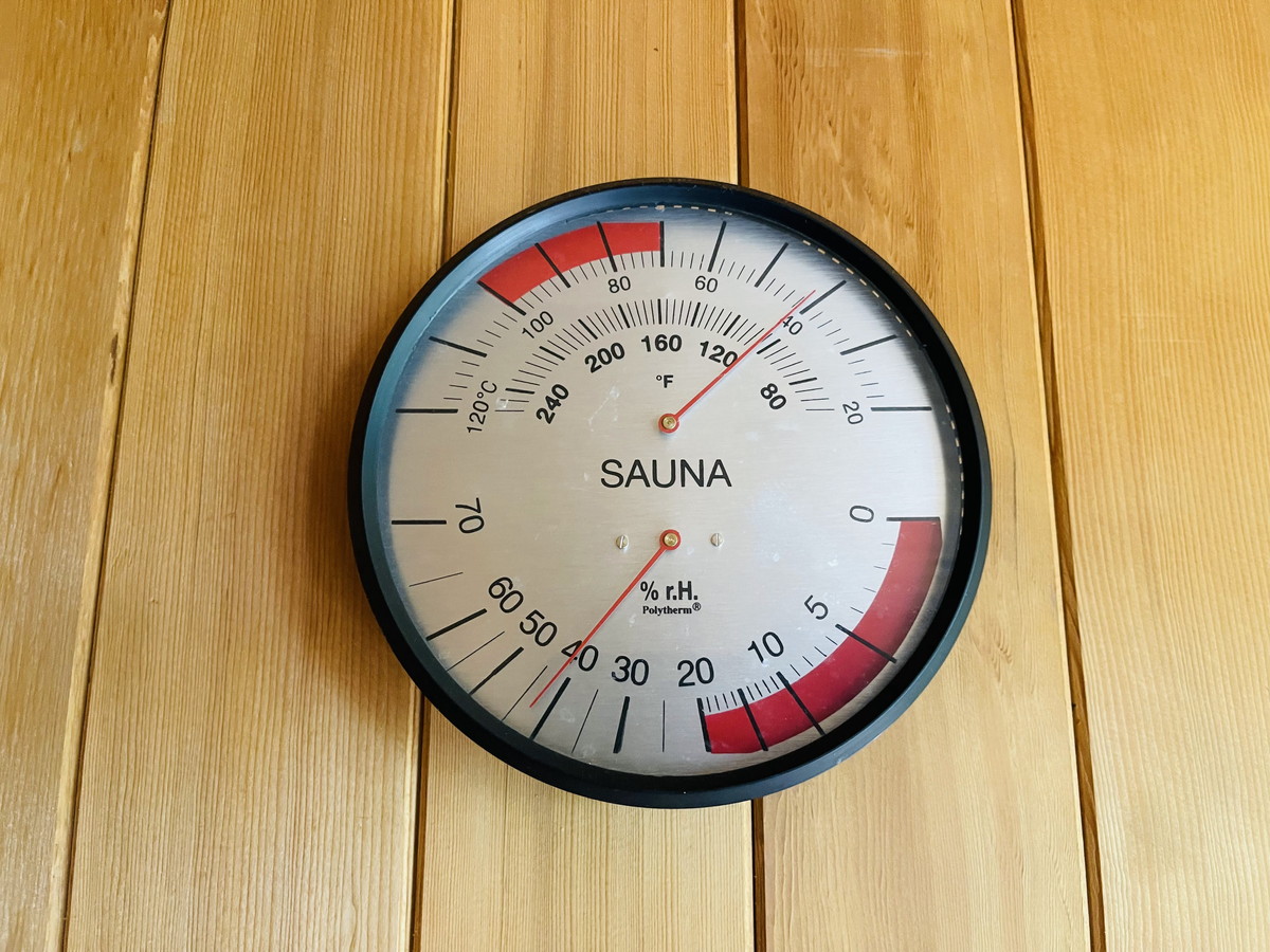 ホテルラクロワワイキキのサウナルームの温度計