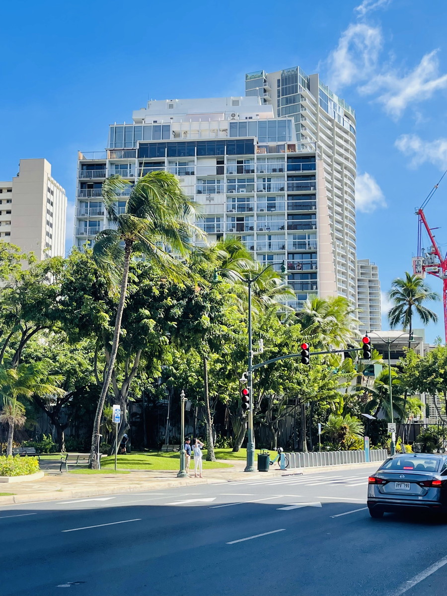 ホテルラクロワワイキキの外観（アラモアナ側から）