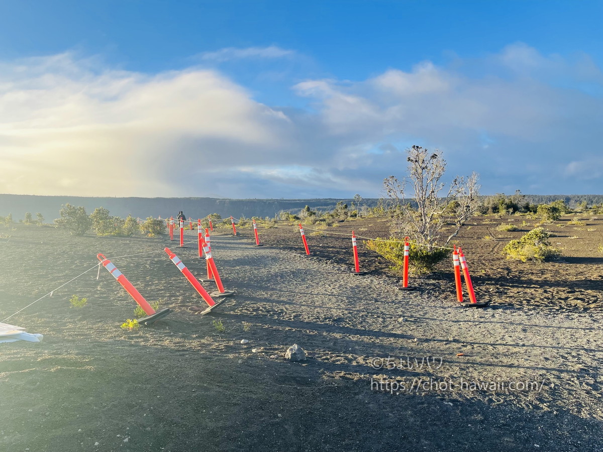 ハワイ火山国立公園（ボルケーノ）のケアナカコイ展望台の終着点付近の砂利道